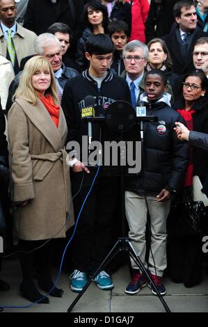 20. Dezember 2012 - Manhattan, New York, USA - Co-Chair der staatliche Gesetzgeber gegen illegale Waffen Assemblymember MICHELLE SCHIMEL blickt auf eine als Lachlan Woolsey, 13 von Manhattan und Tyrrell Moore, 13 Brooklyn diskutieren ihre Petition '' Jugend Nachfrage: Ende Gun Gewalt Now'', als Gesetzgeber fordern die schnelle Verabschiedung des stärkeren staatlichen Gesetze, Waffengewalt auf einer Pressekonferenz auf den Stufen des Rathauses zu reduzieren , Donnerstag, 20. Dezember 2012. (Bild Kredit: Bryan Smith/ZUMAPRESS.com ©) Stockfoto