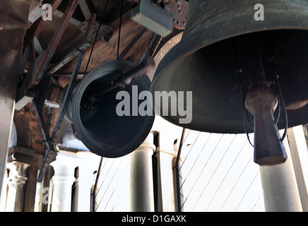 Die riesige Glocken in Capanile-Turm von St Marks, in Venedig, Italien, erklingen die Stunde. Stockfoto