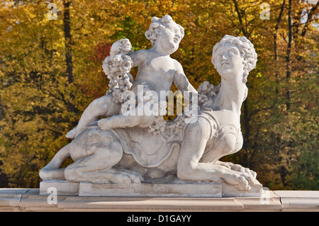 Allegorische Barockplastik im oberen Garten im Wilanów Palast in Warschau, Polen Stockfoto