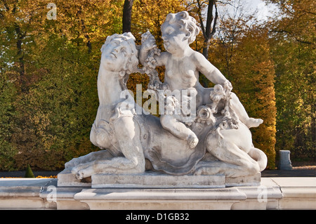 Allegorische Barockplastik im oberen Garten im Wilanów Palast in Warschau, Polen Stockfoto