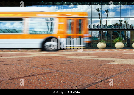 Union Station befindet sich in der nordöstlichen Ecke von Downtown Los Angeles. Schneller Bustransport läuft auf der Silver-Line. Bus-se Stockfoto