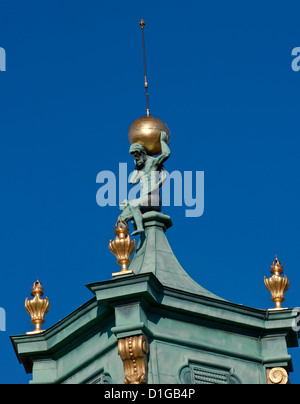 Abbildung des Atlas halten die Himmelskugel im barocken Turm am Turm in Wilanów Palast in Warschau, Polen Stockfoto