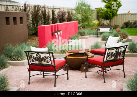 Schmiedeeiserne Stühle umliegenden Feuerstelle im Garten; San Diego; Kalifornien; USA Stockfoto