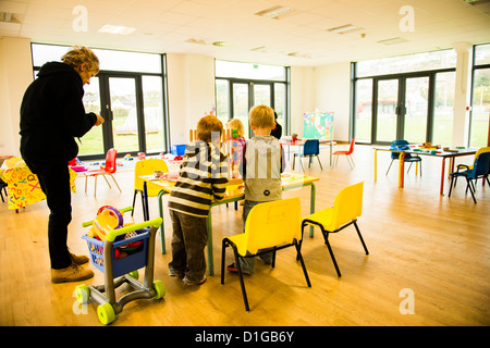 Kinder spielen im Pre Schultag Pflege Kinderkrippe Kindergarten, UK Stockfoto