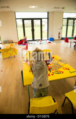 Kinder spielen im Pre Schultag Pflege Kinderkrippe Kindergarten, UK Stockfoto