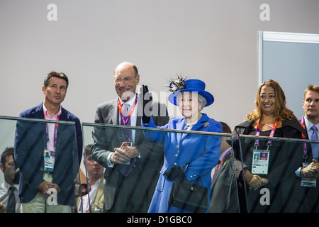 Die britische Königin Elizabeth II Uhren am Vormittag des Förderwettbewerbs Schwimmen mit L Vorsitzender Herr Sebasian Coe, Stockfoto