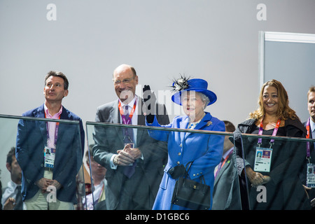 Die britische Königin Elizabeth II Uhren am Vormittag des Förderwettbewerbs Schwimmen mit L Vorsitzender Herr Sebasian Coe, Stockfoto