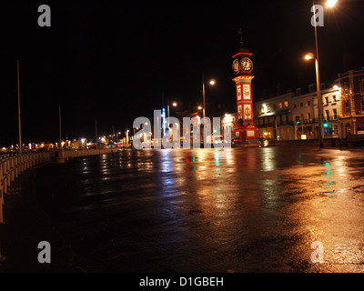 Weymouth in Dorset UK, England, Küstenstadt in der Nacht nach Regenschauern Stockfoto