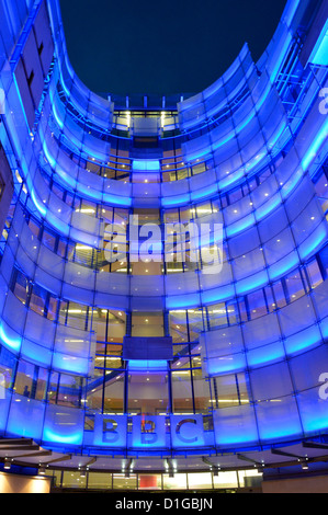 Broadcasting House in der Nacht mit neuen Ost-Flügel-Erweiterung und BBC Logo Zeichen Stockfoto