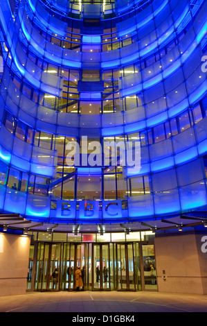 Broadcasting Hauseingang in der Nacht mit neuen Ost-Flügel-Erweiterung und BBC Logo Zeichen Stockfoto