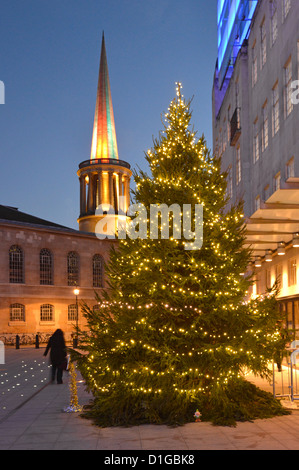 Nacht Weihnachtsszene mit Baum & Lichter außerhalb BBC Broadcasting Hausbau beleuchteten Turm der Dämmerung Himmel alle Seelen Kirche Langham Place London UK Stockfoto