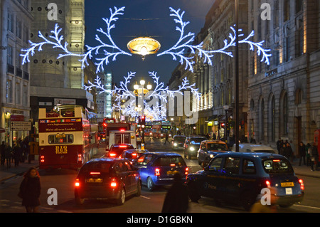 Weihnachtslichter in der Regent Street und der Verkehr in der Dämmerung in London, England, Großbritannien Stockfoto