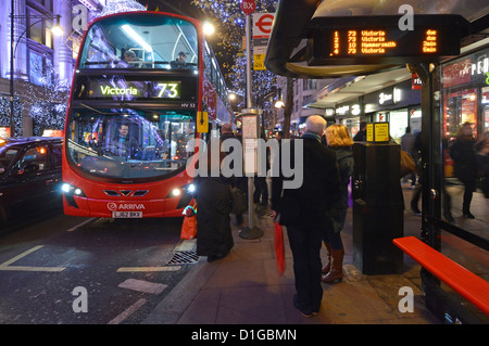 Doppeldecker-Bus Haltestelle in der Oxford Street mit Weihnachtsbeleuchtung Stockfoto