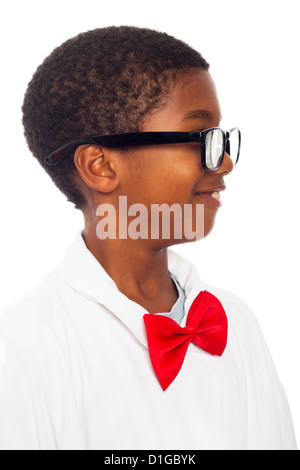 Profil von glücklich clever Schuljunge Wissenschaftler Laborkittel, rote Fliege und schwarze Brillen, isoliert auf weißem Hintergrund. Stockfoto