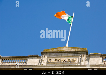 Horizontale Ansicht der irischen nationalen Flagge fliegen hoch oben Clery & Co Kaufhaus in Dublin. Stockfoto