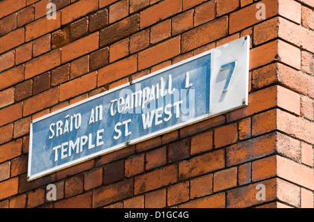 Horizontale Sicht auf ein Straßenschild in Dublin in Englisch und Gälisch geschrieben. Stockfoto