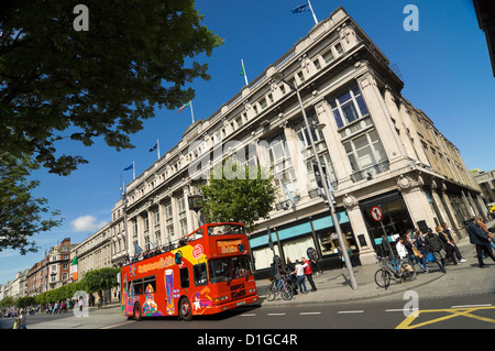 Horizontale Straßenansicht des Kaufhauses Clerys & Co O' Connell Street in Dublin an einem sonnigen Tag. Stockfoto