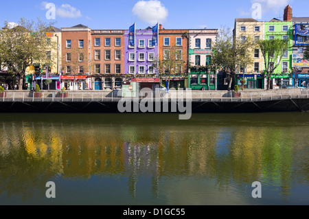 Horizontalen Blick auf die bunten Gebäude entlang Batchelors zu Fuß spiegelt sich in den Fluss Liffey in Dublin an einem sonnigen Tag. Stockfoto