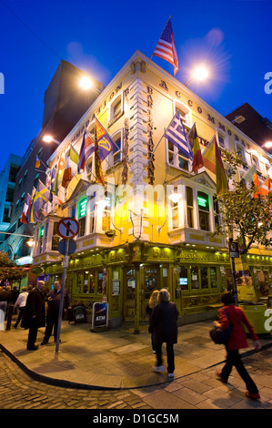 Vertikale Ansicht des Oliver St. John Gogarty's Pub in Temple Bar Viertel von Dublin in der Nacht. Stockfoto