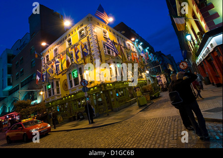 Horizontale Ansicht des Oliver St. John Gogarty's Pub in Temple Bar Viertel von Dublin in der Nacht. Stockfoto