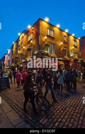 Vertikale Ansicht von der Temple Bar Pub in Temple Bar oder Barra eine Teampaill Stadtteil von Dublin in der Nacht. Stockfoto