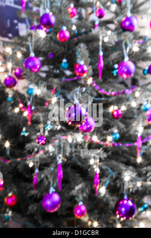 Aus Fokus Weihnachtsbaum Lichter und Kugeln, abstrakte funkeln Lichter Hintergrund unscharf. Stockfoto