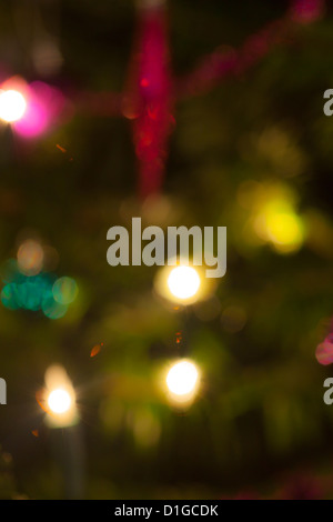 Aus Fokus Weihnachtsbaum Lichter und Kugeln, abstrakte funkeln Lichter Hintergrund unscharf. Stockfoto