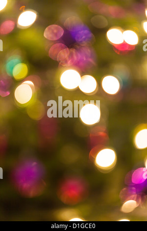 Aus Fokus Weihnachtsbaum Lichter und Kugeln, abstrakte funkeln Lichter Hintergrund unscharf. Stockfoto