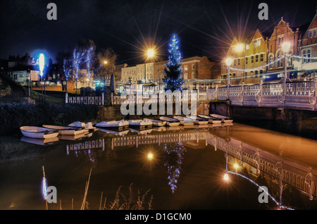 Fluss Medway in Tonbridge mit saisonaler Festschmuck Licht und Reflexionen zur Weihnachtszeit von Hauptbrücke Stockfoto