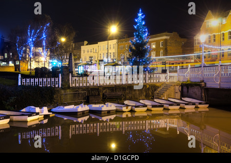 Fluss Medway in Tonbridge mit saisonaler Festschmuck Licht und Reflexionen zur Weihnachtszeit von Hauptbrücke Stockfoto