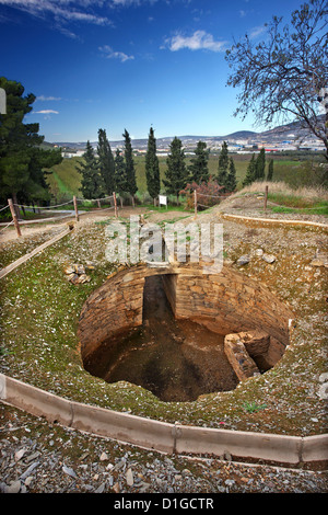 Mykenischen gewölbte Grab (Tholos zusammengebrochen) an der archäologischen Stätte des antiken Dimini, Magnesia, Thessalien, Griechenland. Stockfoto