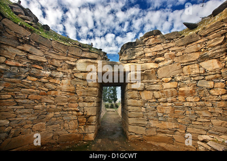 Mykenischen gewölbte Grab (Tholos zusammengebrochen) an der archäologischen Stätte des antiken Dimini, Magnesia, Thessalien, Griechenland. Stockfoto