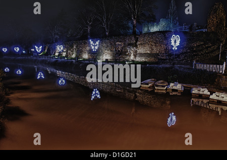 Fluss Medway in Tonbridge mit saisonaler Festschmuck Licht und Reflexionen zur Weihnachtszeit von Hauptbrücke Stockfoto