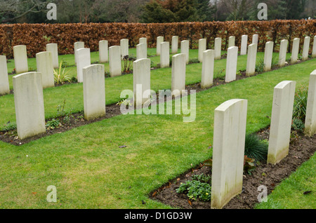 lange Reihen von unbenannten Gedenken Grabsteine von britischen Soldaten des 1. Weltkrieges an düsteren, kalten Tag Stockfoto