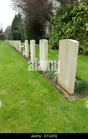 lange Reihen von unbenannten Gedenken Grabsteine von britischen Soldaten des 1. Weltkrieges an düsteren, kalten Tag Stockfoto