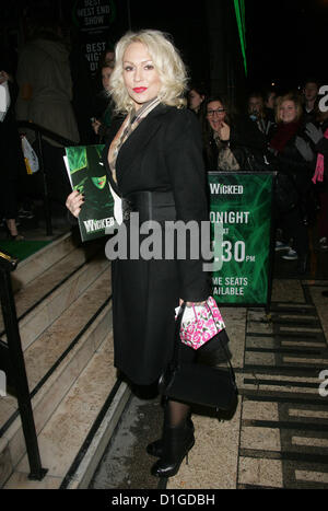 London, UK, 20.12.2012: Kristina Rihanoff kommt für "Wicked" VIP-Gala-Abend am Apollo Victoria Theatre Stockfoto