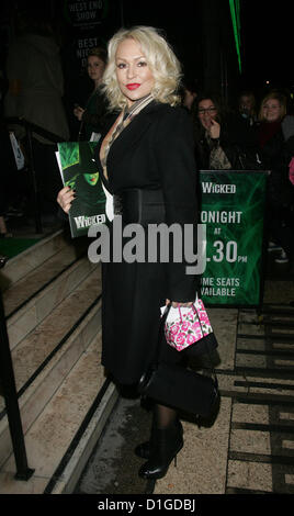 London, UK, 20.12.2012: Kristina Rihanoff kommt für "Wicked" VIP-Gala-Abend am Apollo Victoria Theatre Stockfoto