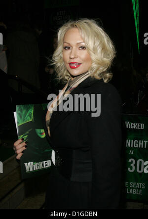 London, UK, 20.12.2012: Kristina Rihanoff kommt für "Wicked" VIP-Gala-Abend am Apollo Victoria Theatre Stockfoto