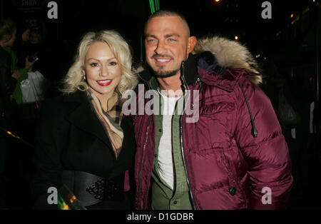 London, UK, 20.12.2012: Kristina Rihanoff und Robin Windsor kommen für "Wicked" VIP-Gala-Abend am Apollo Victoria Theatre Stockfoto