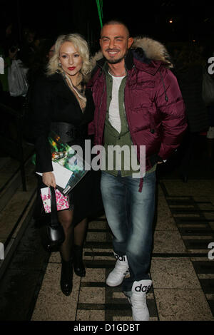 London, UK, 20.12.2012: Kristina Rihanoff und Robin Windsor kommen für "Wicked" VIP-Gala-Abend am Apollo Victoria Theatre Stockfoto