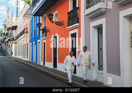 Kinderwagen und spanischen Kolonialbauten, Old San Juan, Puerto Rico Stockfoto