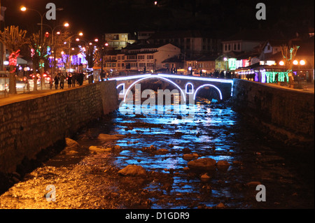 Die alte Steinbrücke in Prizren, Kosovo im winter Stockfoto