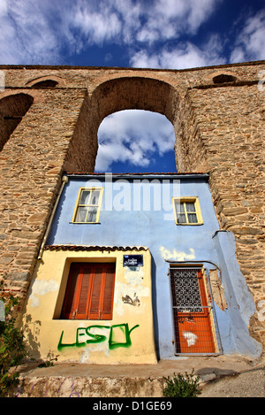 Schöne kleine Häuser unter dem "Schutz" von der "Kamares" (= "Bögen"), das berühmte Aquädukt von Kavala, Mazedonien, Griechenland. Stockfoto