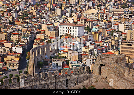 Panoramablick auf die "Kamares' (osmanischen Aquädukt), 'Symbol' der Stadt Kavala, von der Burg der Stadt, Mazedonien, Griechenland. Stockfoto