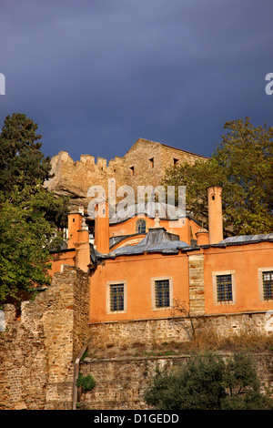 Die Imaret (islamische Armenhaus, heute ein Luxushotel) und das Schloss von Kavala, Mazedonien, Griechenland. Stockfoto