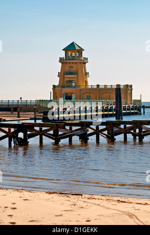 Waterfront, Promenaden und die Seebrücke in der Nähe von Casino Resort Hotel Beau Rivage, Biloxi, Mississippi, USA Stockfoto