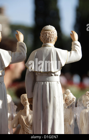 Papst-Modell-Denkmal auf dem Geschenk stehen Shop Ornament Souvenir Stall in Rom Italien Stockfoto