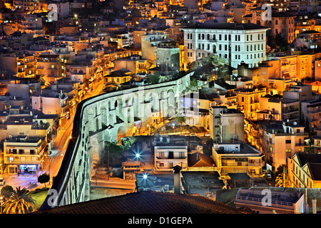 Nacht-Blick auf die "Kamares' (osmanischen Aquädukt), 'Symbol' von Kavala Stadt, Mazedonien, Griechenland. Stockfoto