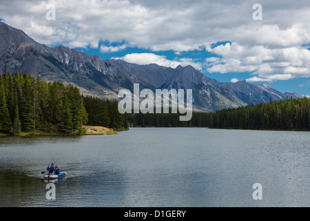Menschen im Kanu auf Johnson Lake in der Nähe von Stadt von Banff im Banff Nationalpark in den kanadischen Rocky Mountains in Alberta, Kanada Stockfoto