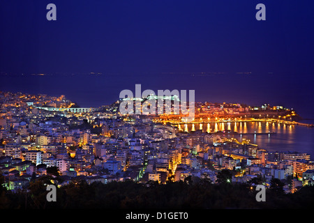 Panoramablick Nachtansicht von Kavala Stadt, Mazedonien, Griechenland. Sie sehen den berühmten "Kamares' (Aquädukt), den Hafen und die Burg Stockfoto